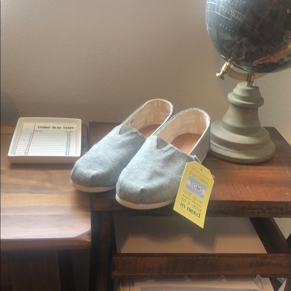 Brand New TOMS